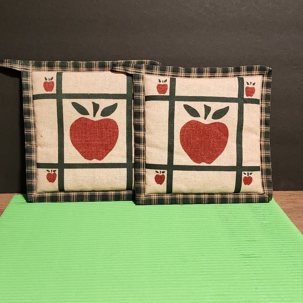 Set of 2 Alice's Cottage Potholders
